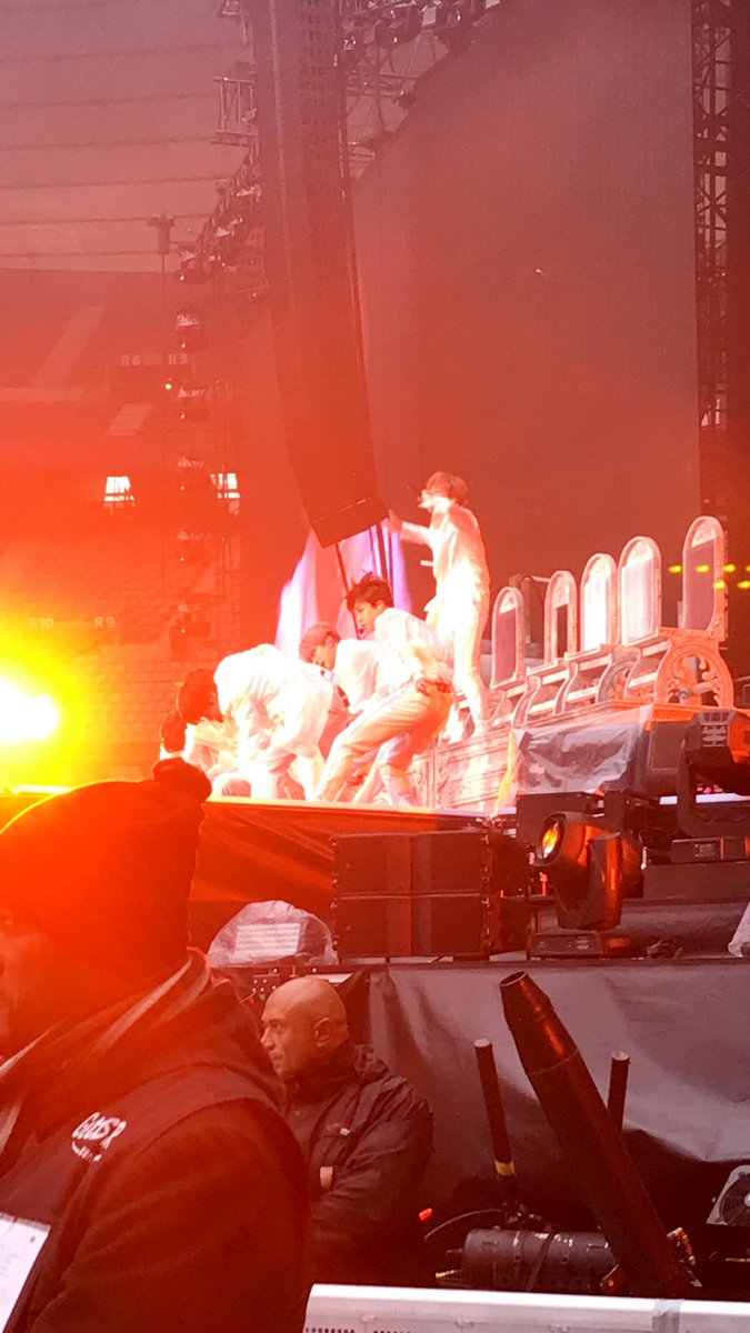 gamblingintokyo's tweet photo. I’ll miss you!!!! Thanks for 2 beautiful days! 💜@BTS_twt 💜#BTSINPARIS #SpeakYourselfTourParis #BONJOURBTS #dionysus #BTSinParisDay1 https://t.co/J0xV2DLeF1
