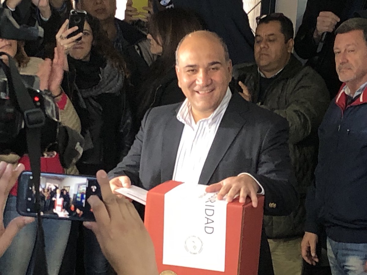 loutonetti's tweet photo. Cobertura de las #EleccionesTucuman para @estamosconruben .
Difícil tarea la de los Tucumanos hoy. https://t.co/S2VPrdOS3q