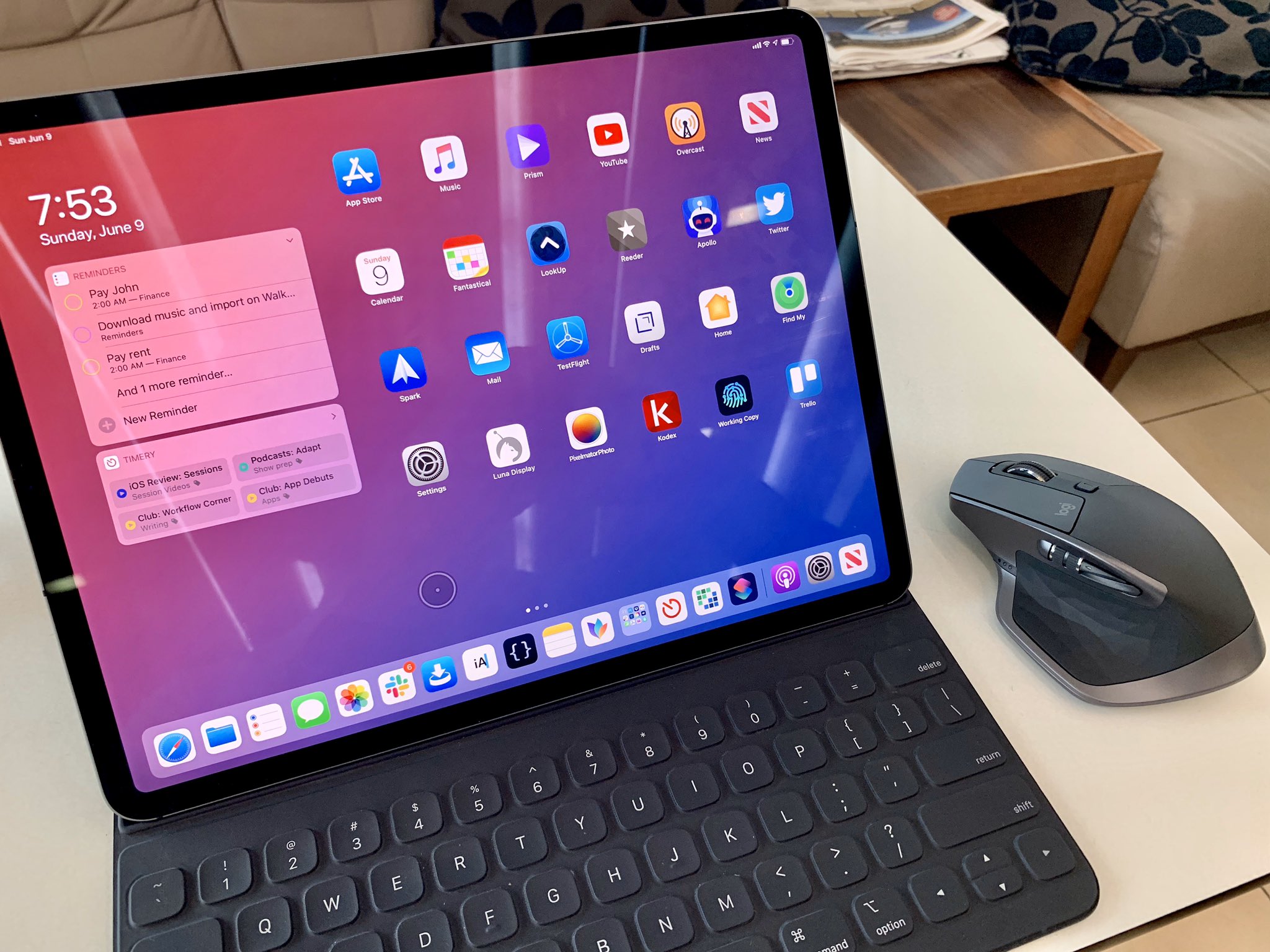 besøgende kost På jorden Federico Viticci on Twitter: "Guy sitting next to me at the airport and  using a Surface was very interested in my iPad Pro setup. And yep, this is  a Logitech MX Master