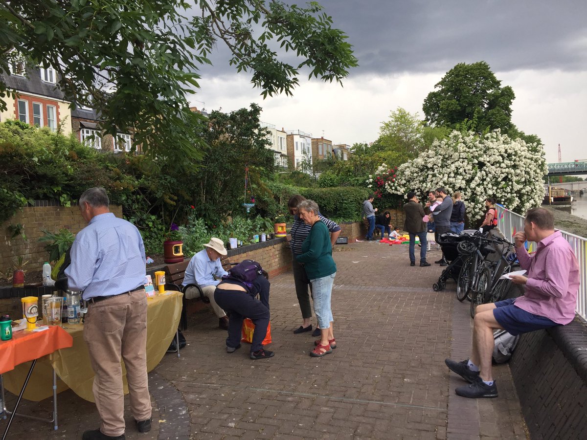 Fab tea and lemon drizzle cake ⁦<a href="/WandsworthPark/">Wandsworth Park</a>⁩