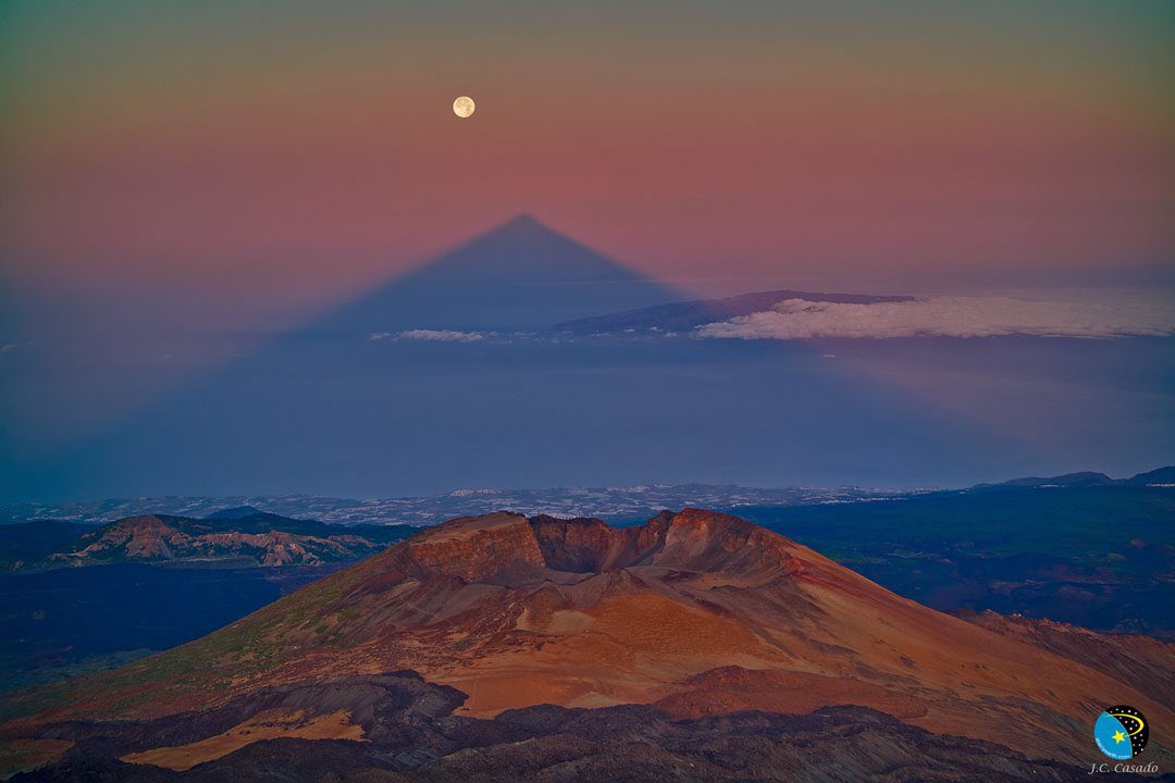 ASTROPEQUE's tweet photo. A Triangular Shadow of a Large Volcano 🌋 #NiceImage
https://t.co/HaCNMkIIPd
👉 @apod
cc @rocioss @inaoe_mx @RedCUDI https://t.co/nmdKD3MFGG