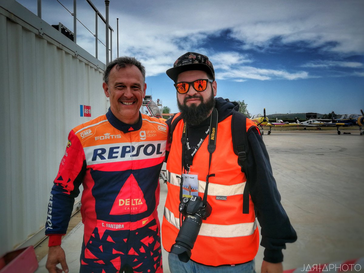 TORRECILLA13's tweet photo. Acaba el #CEVA2019 y esperando el del #CEVA2020, es de buen piloto saludar al #Spotter y viceversa. Gracias por este espectáculo, por esta tortícolis bendita.. @castorfantoba @juanvelarde26 #MarinaRuiz #AndresRatsepp #aerodromodeRequena #avgeek #aviation #LERE #LetsTalkAerobatics https://t.co/qPeigmJJEc