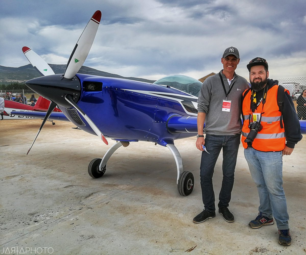 TORRECILLA13's tweet photo. Acaba el #CEVA2019 y esperando el del #CEVA2020, es de buen piloto saludar al #Spotter y viceversa. Gracias por este espectáculo, por esta tortícolis bendita.. @castorfantoba @juanvelarde26 #MarinaRuiz #AndresRatsepp #aerodromodeRequena #avgeek #aviation #LERE #LetsTalkAerobatics https://t.co/qPeigmJJEc