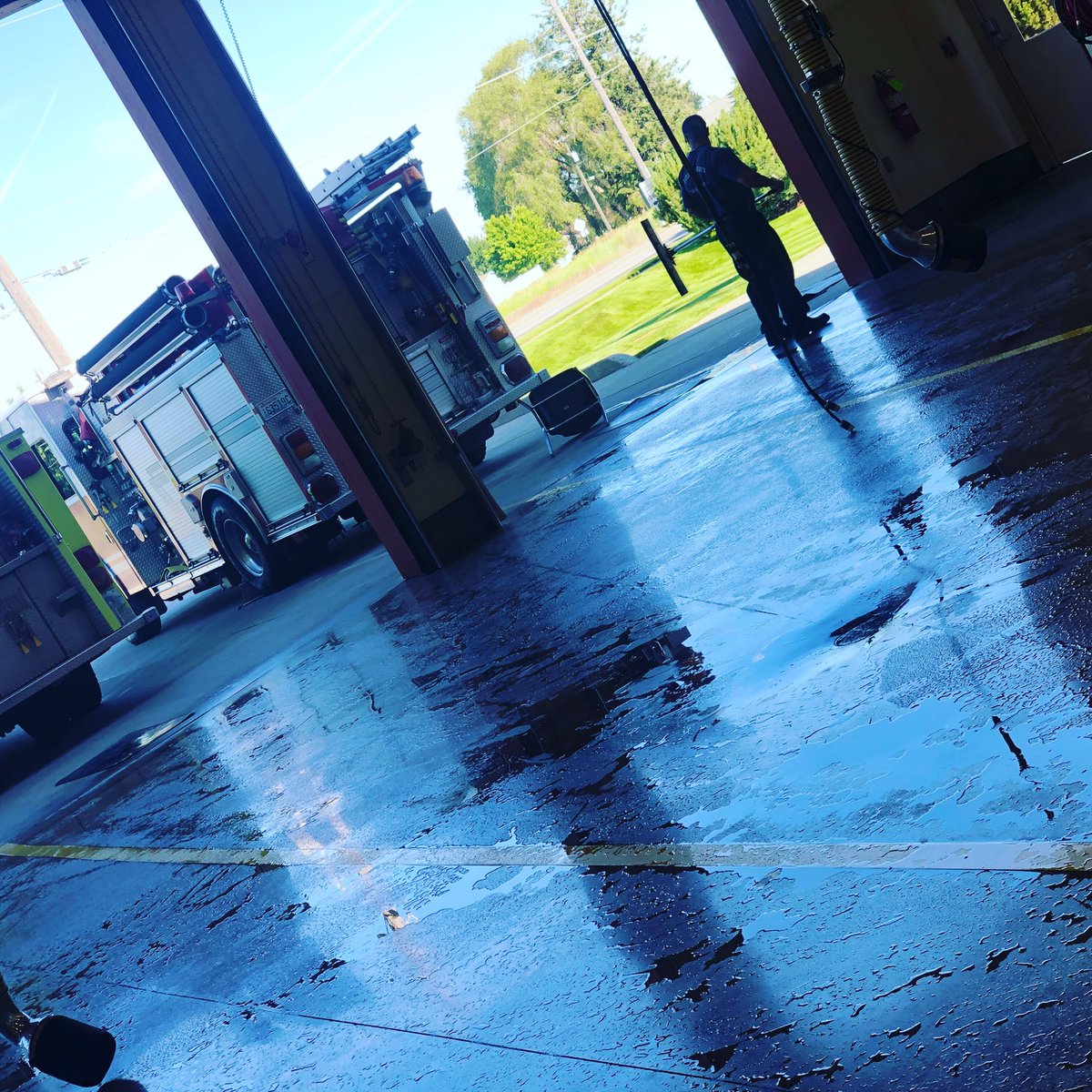 spokaneco8_3711's tweet photo. Sundays are for the bay floors.. cleaning off last week.. getting ready to crush this weekππ
#scfd8 #iaff3711
@SCFD8 https://t.co/eCbeoIJHnZ