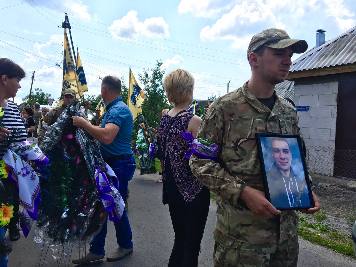 national_corps's tweet image. 🥀Сьогодні Вінниччина прощалася з Героєм російсько-української війни, бійцем полку «Азов» Максимом Олексюком з позивним «Максон».
Максим загинув вночі 7 червня внаслідок ворожого артобстрілу на Світлодарській дузі. Йому було 23 роки.
🕯Пам’ятаємо тебе, брате..
#Азов #НацКорпус