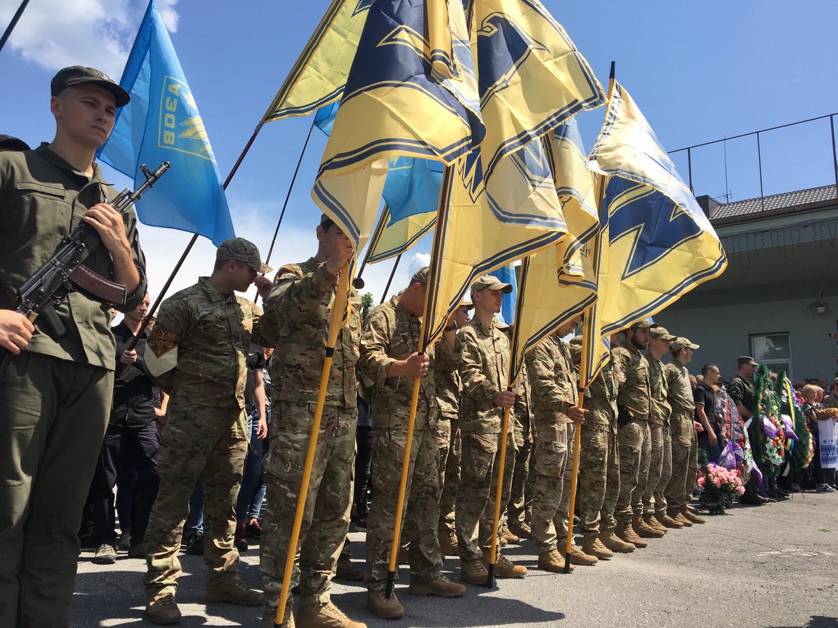 national_corps's tweet image. 🥀Сьогодні Вінниччина прощалася з Героєм російсько-української війни, бійцем полку «Азов» Максимом Олексюком з позивним «Максон».
Максим загинув вночі 7 червня внаслідок ворожого артобстрілу на Світлодарській дузі. Йому було 23 роки.
🕯Пам’ятаємо тебе, брате..
#Азов #НацКорпус