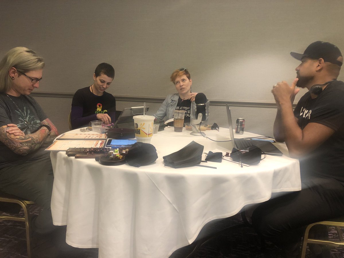 emeraldhook1983's tweet photo. Getting to spend a few wonderful hours with @BDaveWalters @ChaiKovsky and friends yesterday was great! #whedoncon2019 #theuncommontrust #dungeonsanddragons More pics coming! https://t.co/rViRxhzsWz