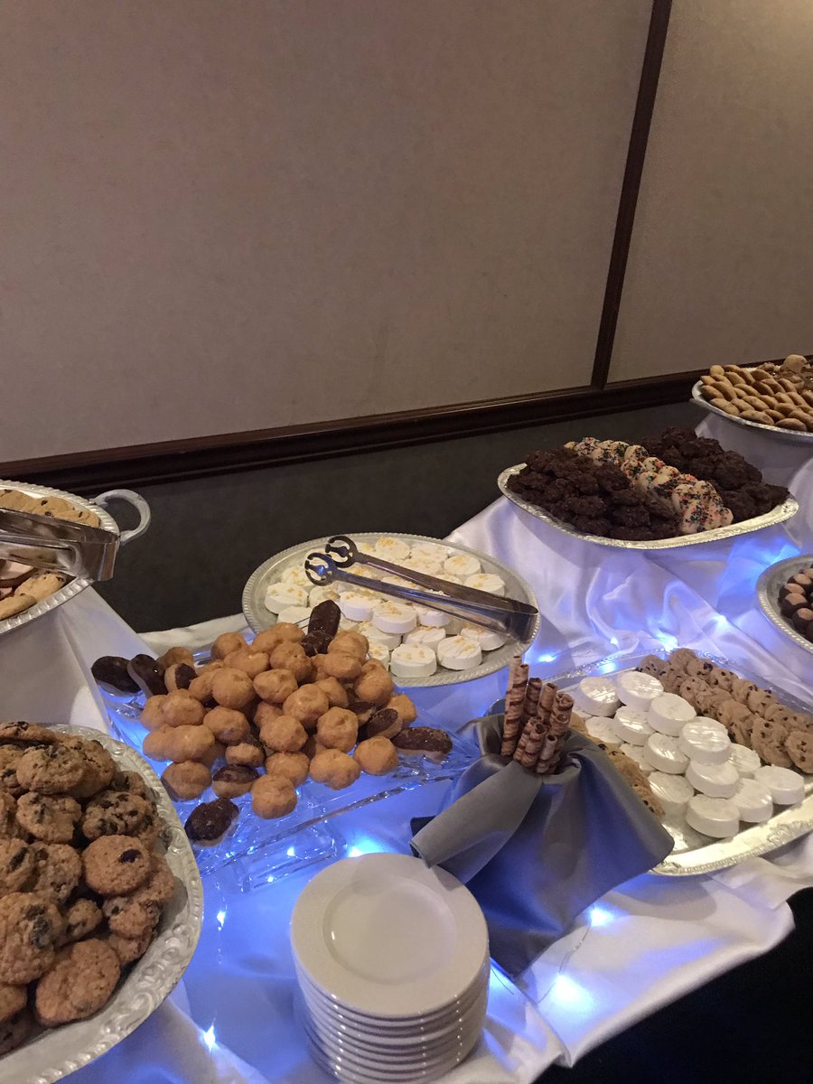 evsmom's tweet photo. I promised you cookie pictures #morecookies #twotables ππ https://t.co/NXHSL5YOYg