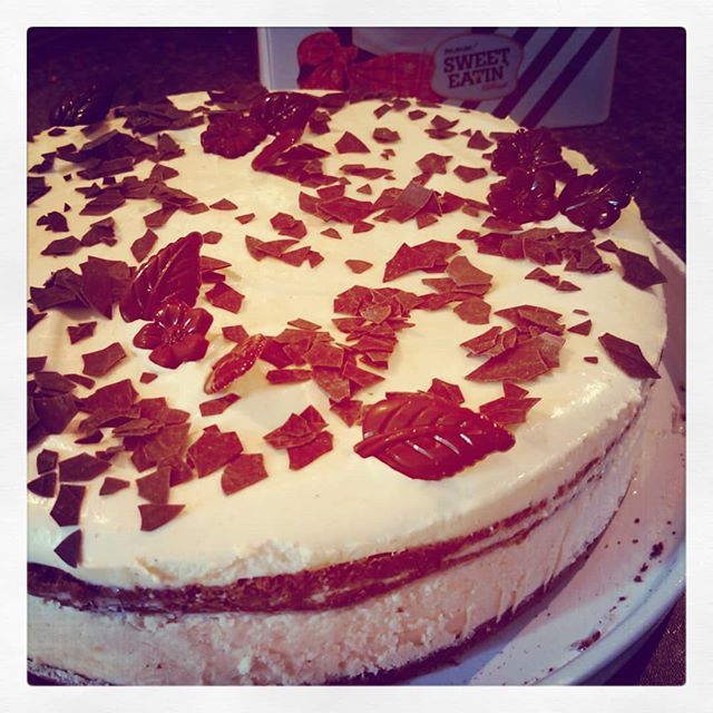 StillerBooks's tweet photo. Another #HappyBirthday cake, three layered, frozen dairy with a good dollop of #coffee liqueur :3 // Der nächste #Geburtstagskuchen! Heute mit drei Böden, Sahne und lecker #Kaffeelikör.
.
#StillerBooks #amwriting #baking #kitchenfun #cake #authorsofig #a… https://t.co/Fl4rGQiaiV https://t.co/TTyc7sotFF