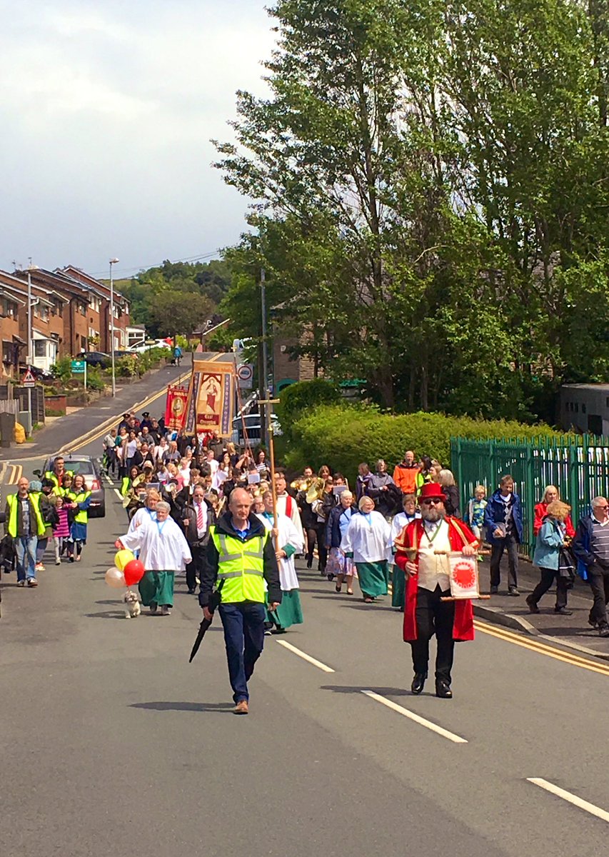 james_mates's tweet photo. #WhitWalks in style @ East Crompton St. James’ &amp; St. Saviour’s # Shaw @DioManchester https://t.co/Jsnq062GOW