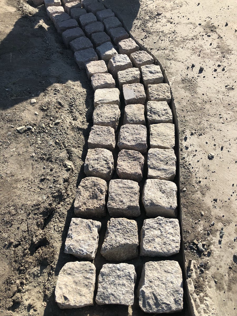 Авто замын шоо чулуу их хэмжээгээр нийлүүлнэ. Баруун уурхайгаас маань гарч байгаа Монгол Улаан нэртэй чулуу хэрэглэгчдийн гарт очиж эхэллээ.
Холбоо барих: 88008365