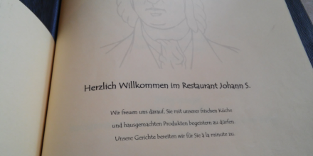 TextSkizzen's tweet photo. Dieser Herzlich-Willkommen*-Fauxpas lässt mich kalt.
Denn das Essen ist wirklich top im Leipziger Restaurant „Johann S.“. #Sonntagsprogramm
* willkommen → Adjektiv → Kleinschreibung https://t.co/4qnLz1zf6X