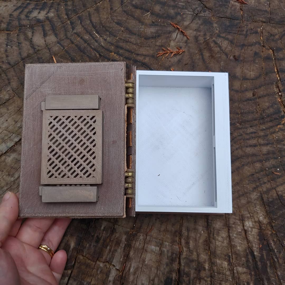 kgd3D's tweet photo. Finally back 3d printing after an almost 2 year haitus. First up: 3.5 players handbook inspired locking box. #colorfabb #corkfill, blue-white PLA & #bronzefill. Painted, leather wrapped, & epoxy dots - .6 nozzle on #ultimaker2plus - Model by mrhers2: https://t.co/KBViuJ6ccl https://t.co/zeHUDUDpHh