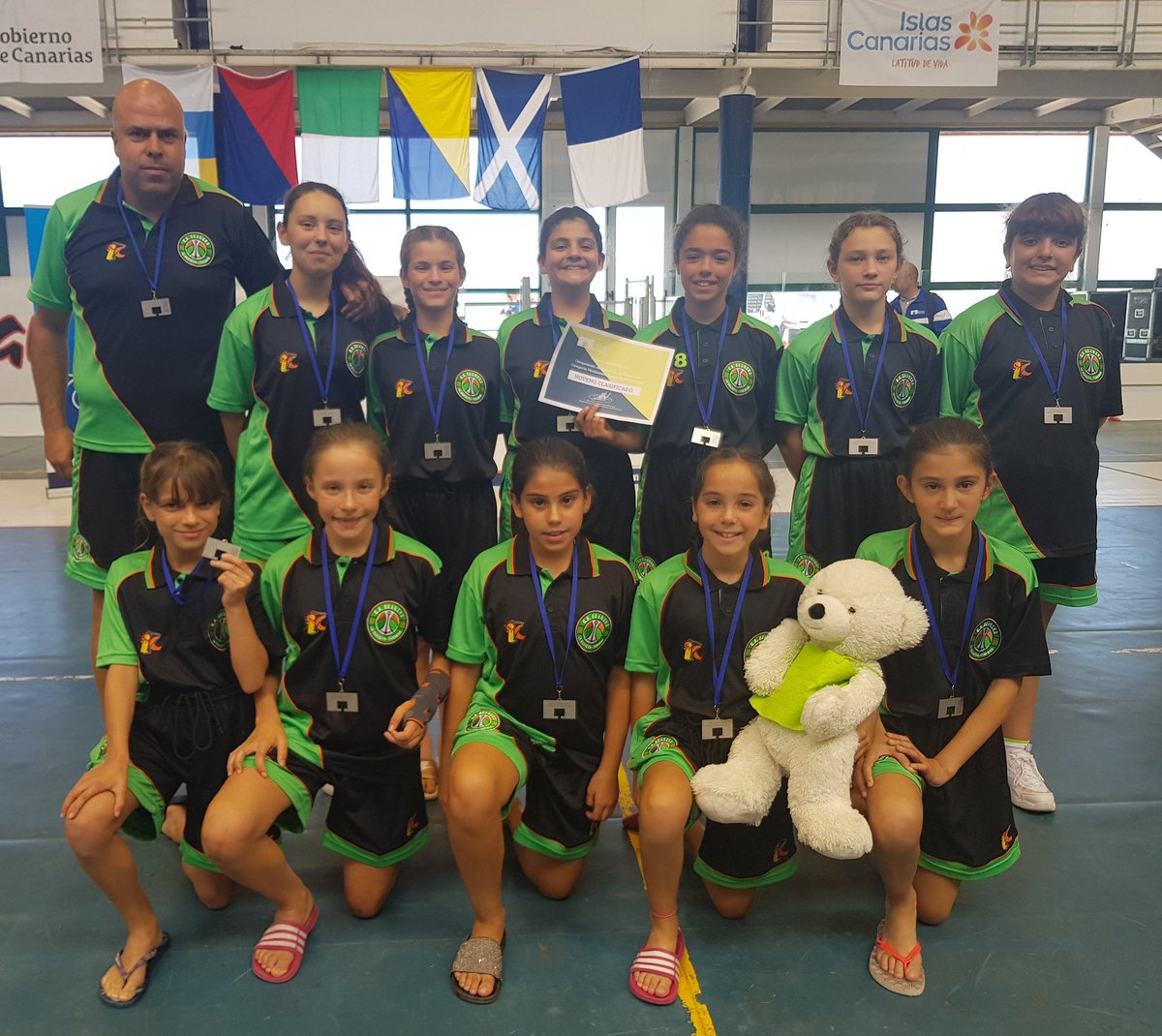 CBGUANCHA's tweet photo. Nuestras peques reciben del Presidente de la @FCBaloncesto Carlos Olano el diploma y medallas que las acreditan 9 mejor equipo de Canarias. A pesar de las lesiones de las últimas semanas, balance positivo de 4 victorias y una sola derrota en el #ccpremini2019. Muchas felicidades. https://t.co/bBNNA2Uv0V