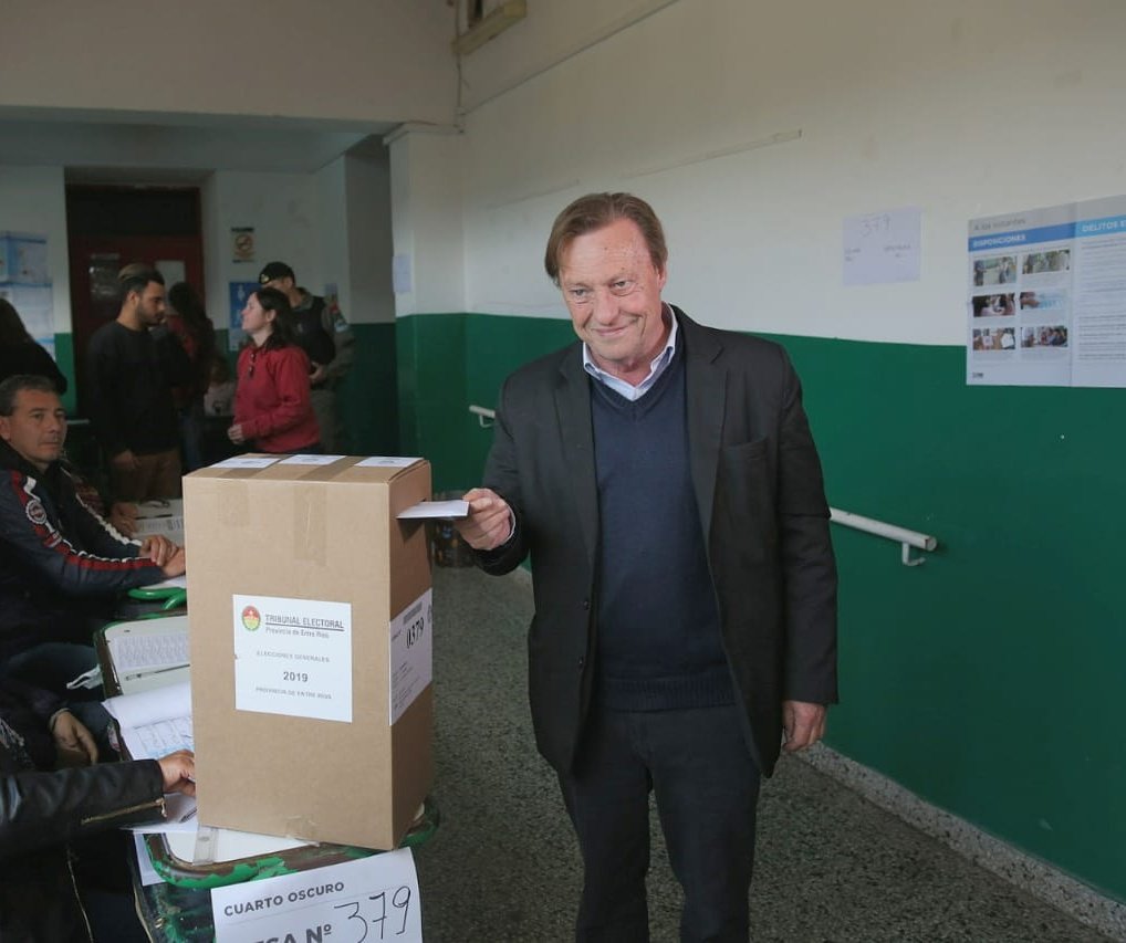 Como en cada elección, votando en la Escuela República de Chile.