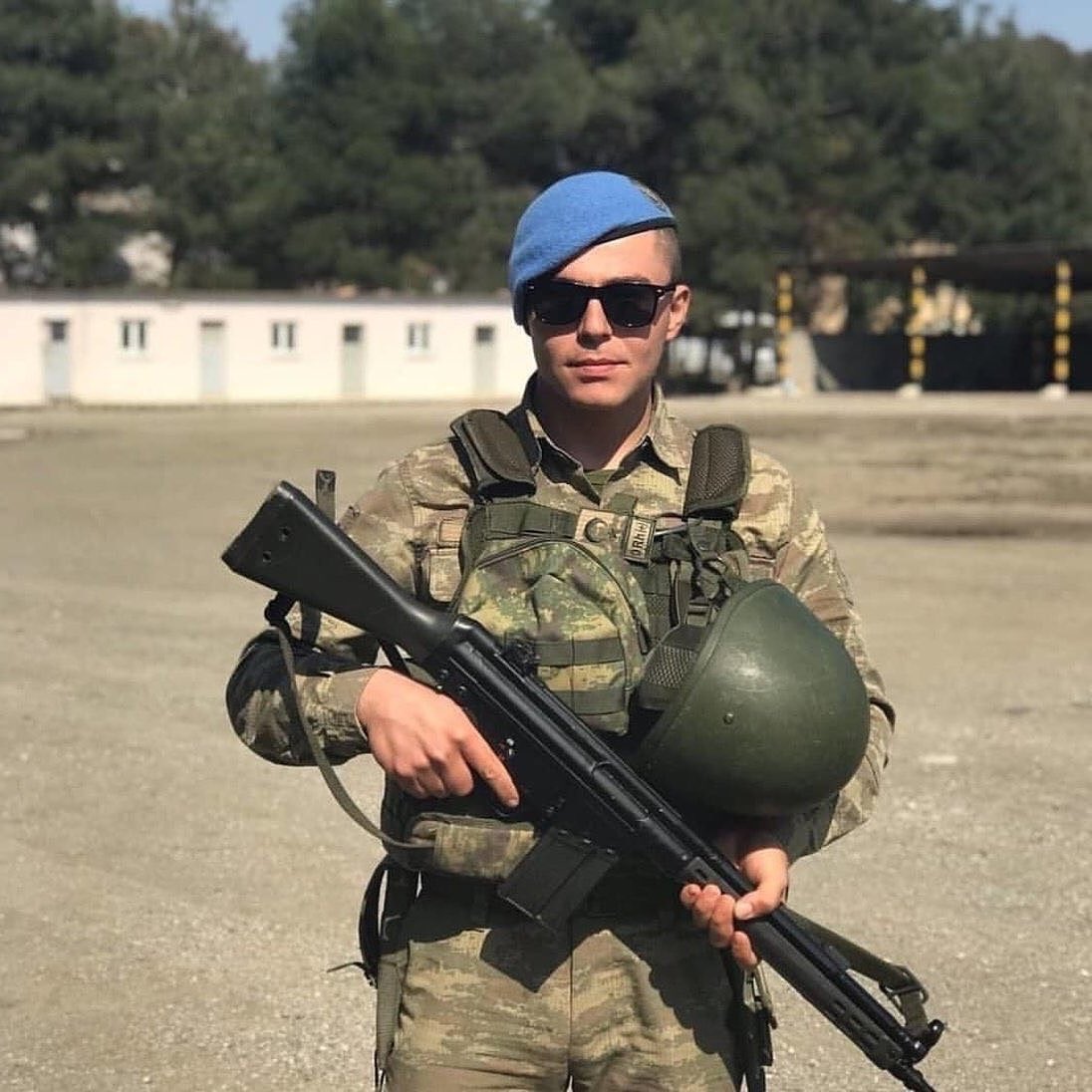 MikailArslan40's tweet photo. Suriye'nin Azez kentindeki Türk Silahlı Kuvvetlerimize ait üsse yapılan hain saldırıda şehit olan Uzman Çavuş Halil Kurt kardeşimize Allah'tan rahmet, acılı ailesine sabırlar ve yaralı askerlerimize acil şifalar diliyoruz. Başımız sağolsun. https://t.co/wXj64fpZkc