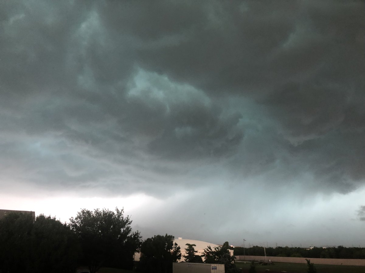 1982perez's tweet photo. @wfaaweather @wfaa my sister @themaniperez took this awesome shot from Carrollton #wfaaweather https://t.co/vpyTKnlOii