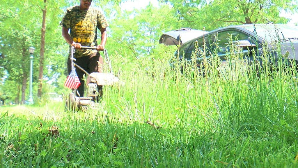 WCCO's tweet photo. 'My Way Of Giving Back': Man On Cross-Country Mission Mows Veterans' Lawns For Free https://t.co/JS5m84CMP8 https://t.co/Vq8Qf6xxD5