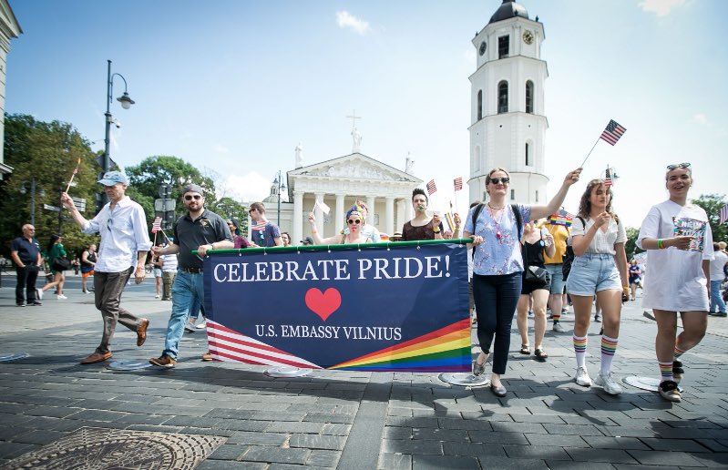 FLEXAlumniLT's tweet photo. Our #FLEXAlumni also celebrated #BalticPride2019!🏳️‍🌈

Yesterday, the Alumni Coordinators of @FLEXAlumniLT and @FlexAlumniLV joined the @USEmbVilnius team to support celebrate the LGBT communities and March for Equality with around 10 000 people in Vilnius.
#FLEXProgram #ACGlobal https://t.co/TT5wATSxHn