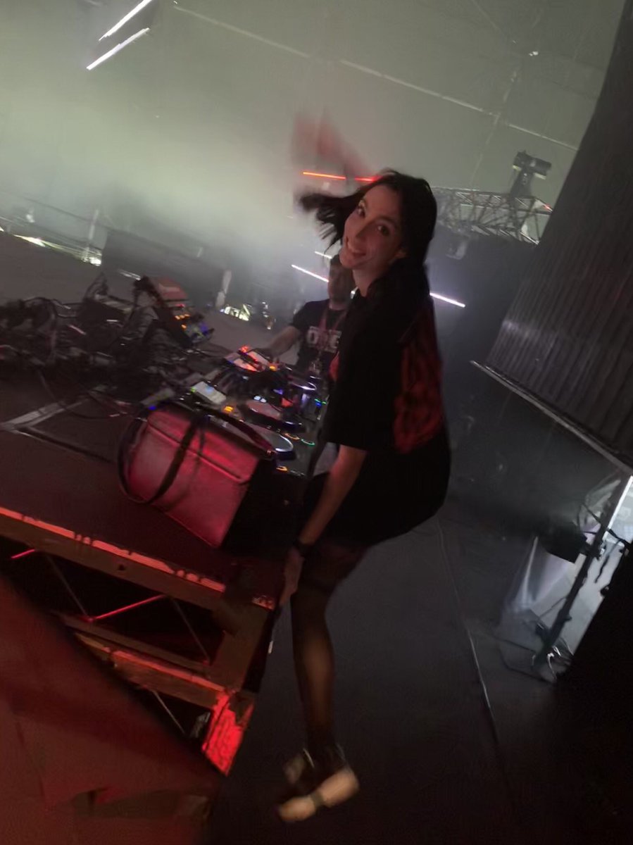 AmelieLens's tweet image. I wanted to be rolled on stage together with the booth but fell off 😂