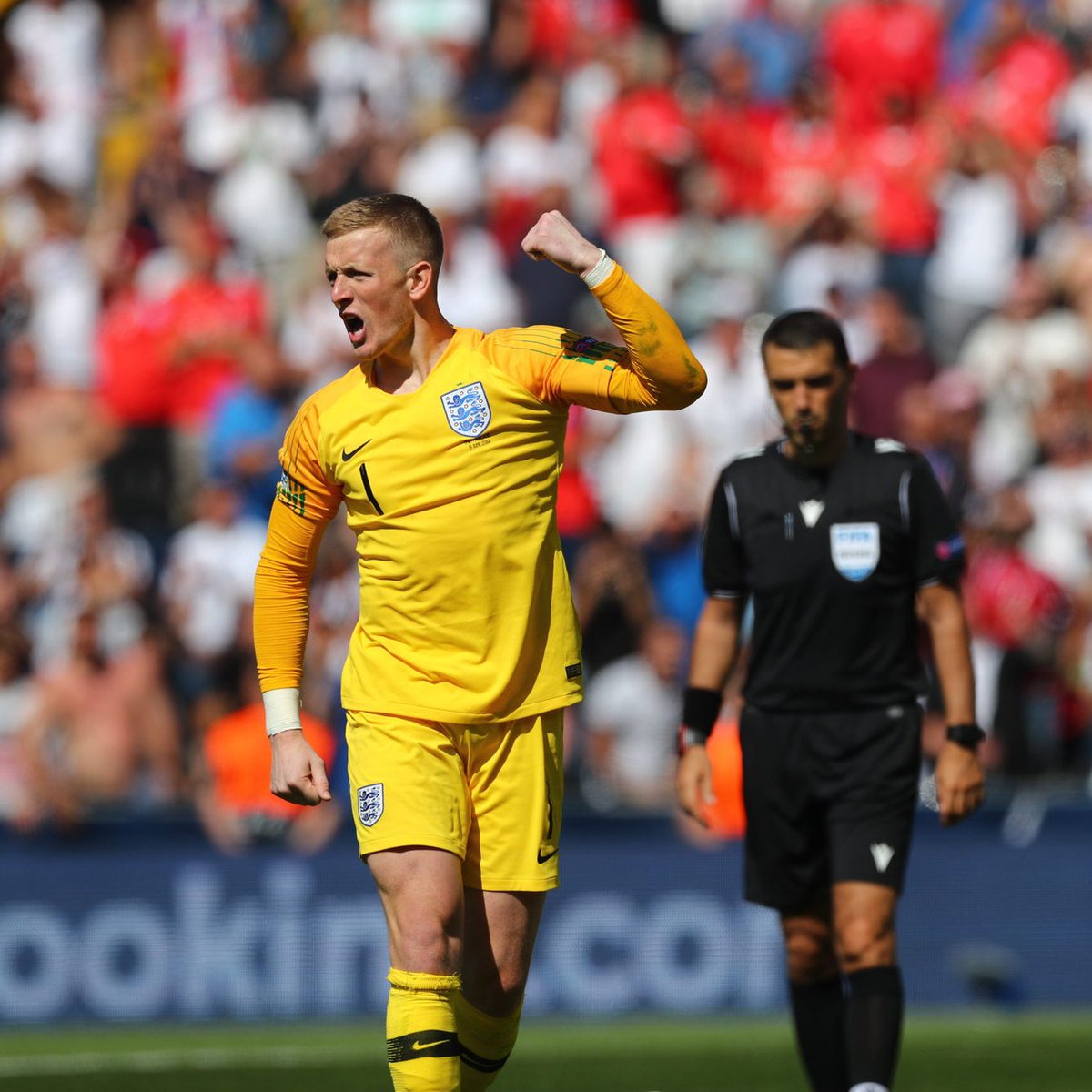 Scored one. Saved one. Love it, <a href="/JPickford1/">Jordan Pickford</a>! 👏

#threelions