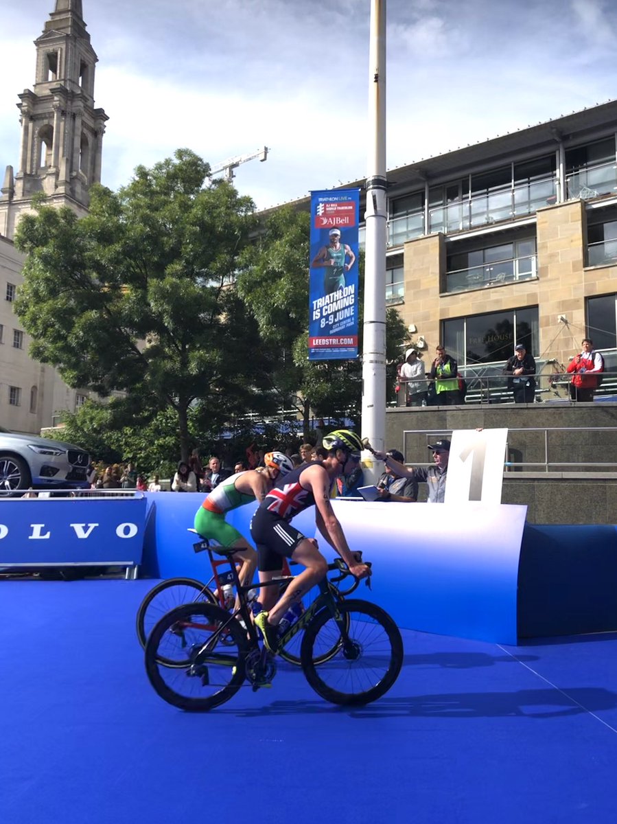 triathlonlive's tweet photo. It looked like @AliBrownleetri and @russellwhitetri had moved out on their own but they take the bell 2secs ahead of the chase pack inc @Jgomeznoya ! Now @RD_murray and @mariomola pass just a minute back... this will be a 10km for the ages! #WTSLeeds on https://t.co/QUq9v0MgBL https://t.co/52lzFXgK7K