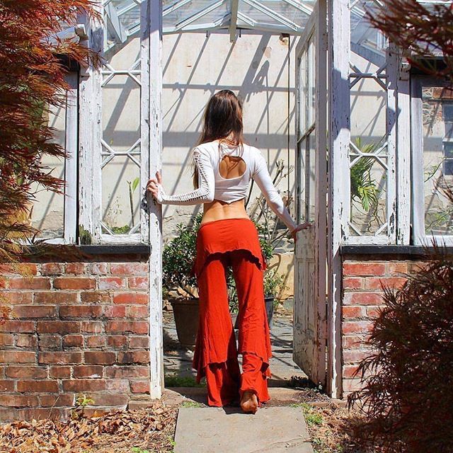 TheOMCollection's tweet image. Trust that the lessons of your past will remain with you and step fearlessly in to the future...one moment at a time. .
.
3 Tier Flow Pants in Adobe 
Model: @odette__hughes .
.
#flowypants #goddessenergy #dance #dancedance #festivalfashion #yogagirl #han… bit.ly/2K7eEVU