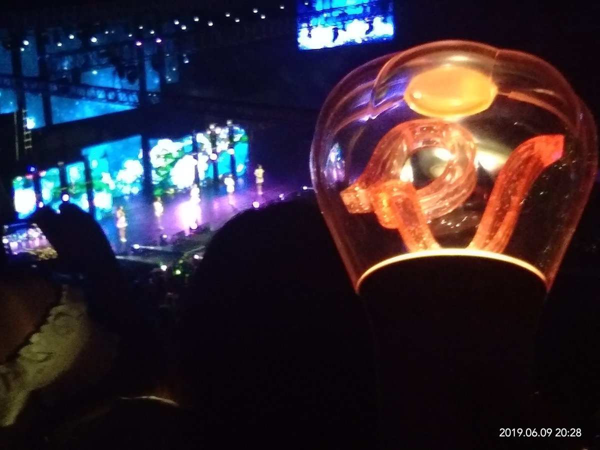 irrinning's tweet photo. THANK YOU RED VELVET!! THANK YOU FOR EVERYTHING. I LOVE YOU TO THE MOON AND BACK. https://t.co/q4BRxeYPXx