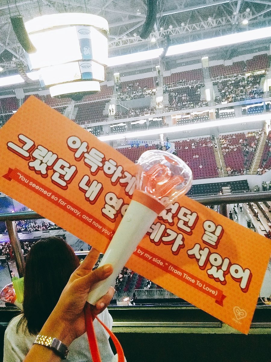 irrinning's tweet photo. THANK YOU RED VELVET!! THANK YOU FOR EVERYTHING. I LOVE YOU TO THE MOON AND BACK. https://t.co/q4BRxeYPXx