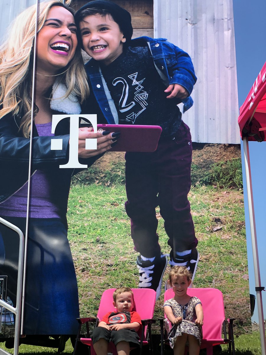 TMoTruckWestMO's tweet photo. #TinyFestMidwest iOS poppin today! #SeriousFun is going on! #Football, #Spin2Win with some amazing deals! Get away from your boring carrier, come be part of the #Uncarrier #Ohana! We got you covered!! #AreYouWithUS @FruitWeasel13 @rafanan21 @Cunningham_STL @KWunder https://t.co/MgXuXDFiSv