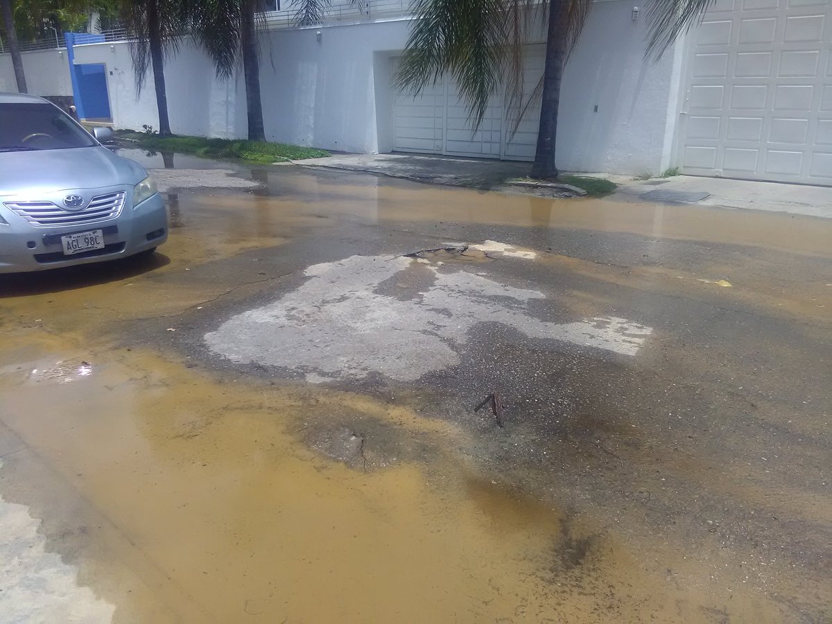 ANTONIOSOUBLETT's tweet photo. @HIDROCAPITALca @soydeprados @AlcaldiaBaruta Urgente Asfalto hundiéndose por gran bote de Aguas Blancas. Baruta. Pdos del Este. Calle El Carmen entre C. Los Jardines y Av. Ppal. https://t.co/UPYUxrj3Ma