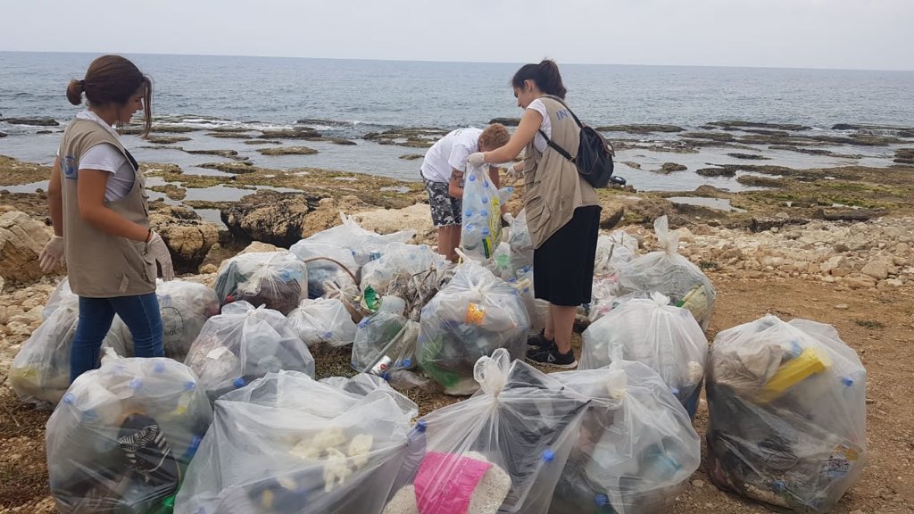 UNHCRLebanon's tweet photo. Today, hundreds of volunteers, Lebanese and #refugees, joined us to clean Lebanese beaches. We’re proud to have taken part in this effort to preserve #Lebanon’s beaches and environment. #SaveOurFace #نظّف_سمعتنا @MOElebanon @fady_jreissati https://t.co/kvBo9qFrqc