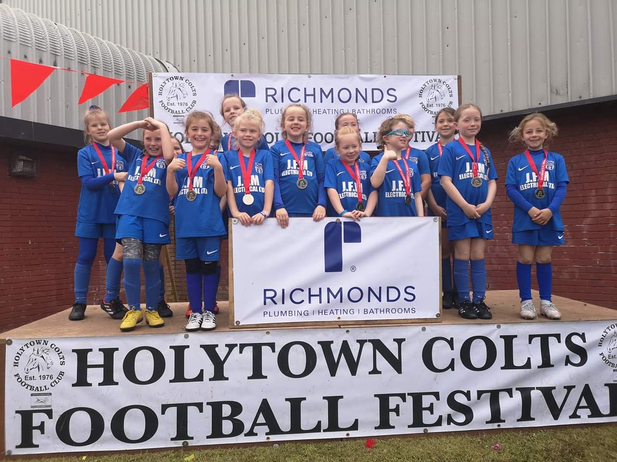 Well done to our U9 Girl's who played at the <a href="/HolytownColts/">Holytown Colts FC ⚽️</a> festival today.  Superb 👏🏻👏🏻

#monthebraes