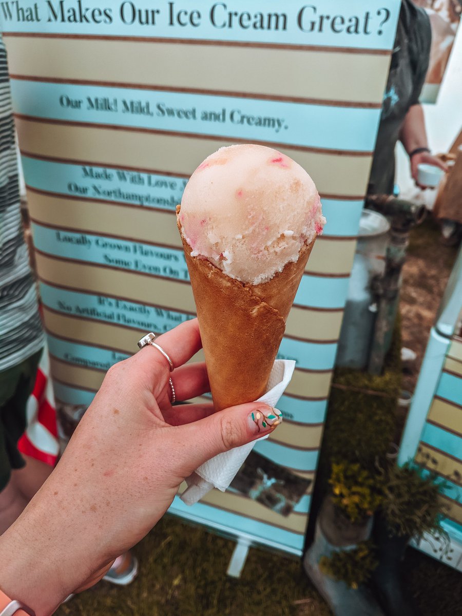 More eats from <a href="/TowcesterFood/">Towcester Food Fest</a> 😋

🐔 Bunny chow and ribs (SO good) from <a href="/nownowchow/">NowNow Food Company</a>
🍦 Raspberry ripple goat's milk ice cream from <a href="/GandersGoat/">Ganders Goat</a>

Sooo much good food at this year's festival! Thanks for having me 😁