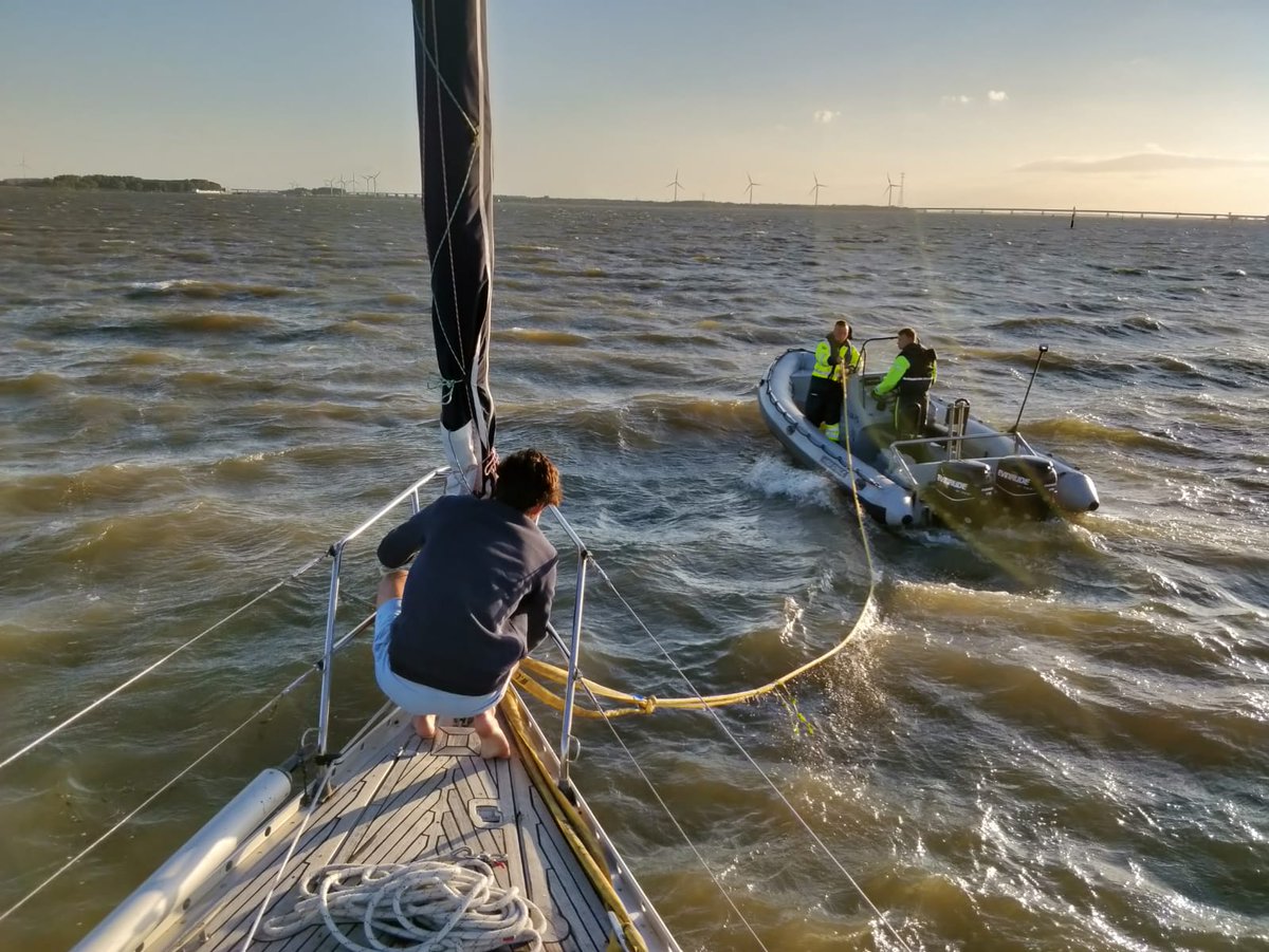 Gisteravond met slechte omstandigheden een zeiljacht met motorstoring op het #Hollandsdiep geholpen, en vervolgens veilig Numansdorp in gesleept. #Reddingsdienst #hulpverlening #Bluespirit #Berging #Biesbosch