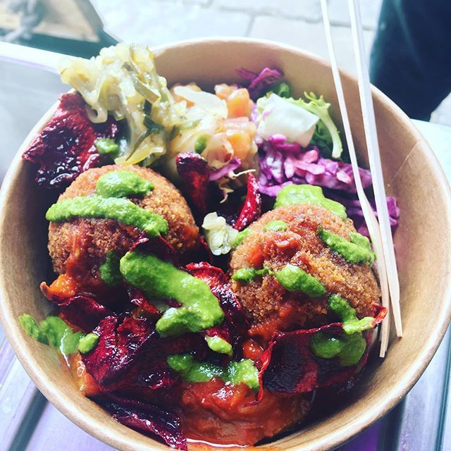 ArtiSamBespoke's tweet image. Come grab our #arancini #ballsofgoodness at @fivecloudstap #macclesfield TODAY ONLY until 8pm❗️ It’s been a while since we’ve been here, and it’s great to be back again! 💃🕺 (And not just because of the G&amp;amp;T! 😋) #streetfoodsundays #goodfood #artisambes… bit.ly/2I4YdqM