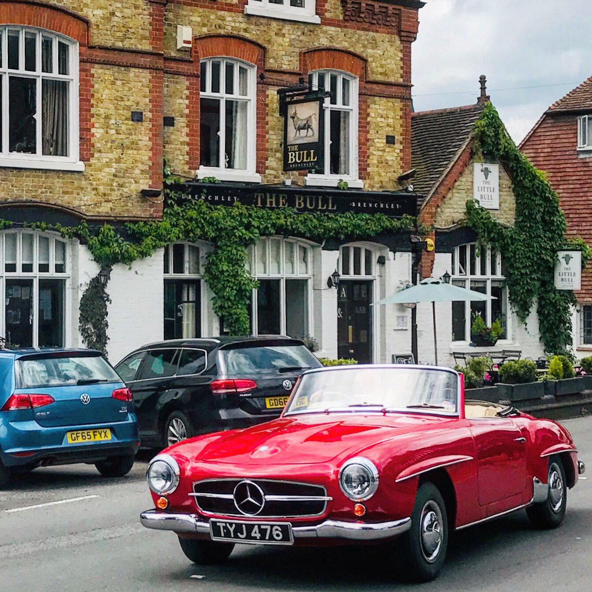 Always nice to spot an old #Mercedes190 zipping through #Brenchley village on a #Sundayafternoon. The Bull and The Little Bull are looking in pretty good nick too