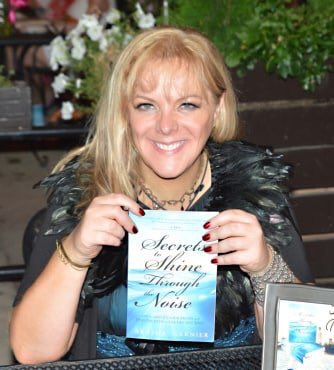 PainvsGuilt's tweet image. ☀️📚 It is a good day for a great read #SundayFunday with #author @AkashaGarnier 📚🖋  Give her a follow &amp;amp; check out her website akashagarnier.com #ShineThroughTheNoise ☀️💐 We have become community partners with Akasha. Looking forward to a great partnership! ✨🍾🥂✨