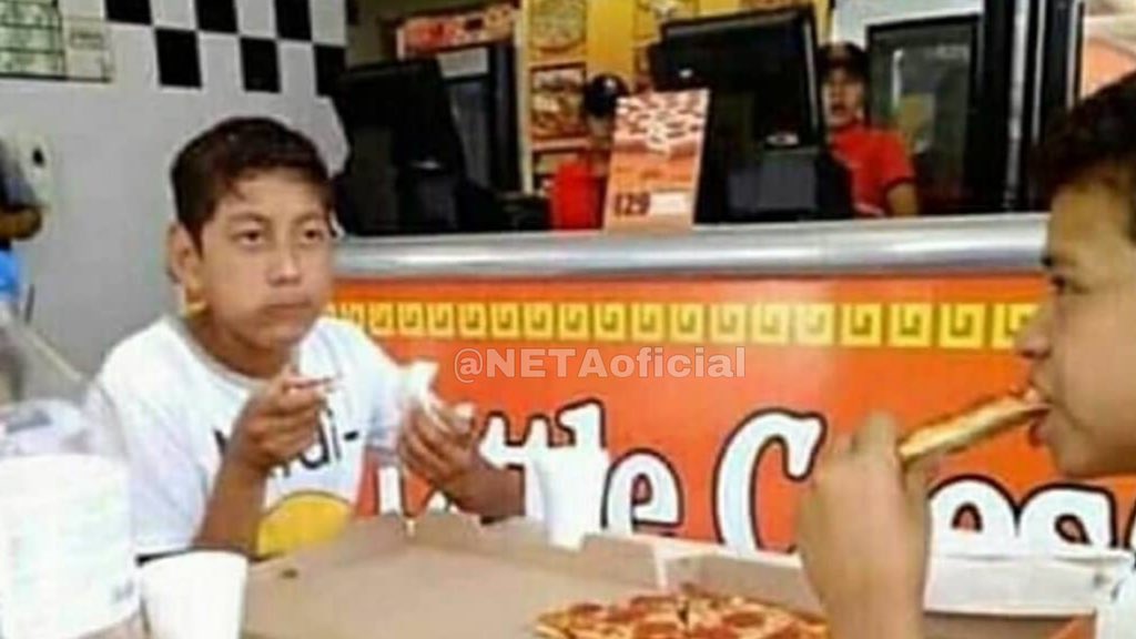NETAoficial_'s tweet photo. When estas comiendo con tus compas y ves que entra tú papá con su otra familia :”v https://t.co/EPm3hOLIzP