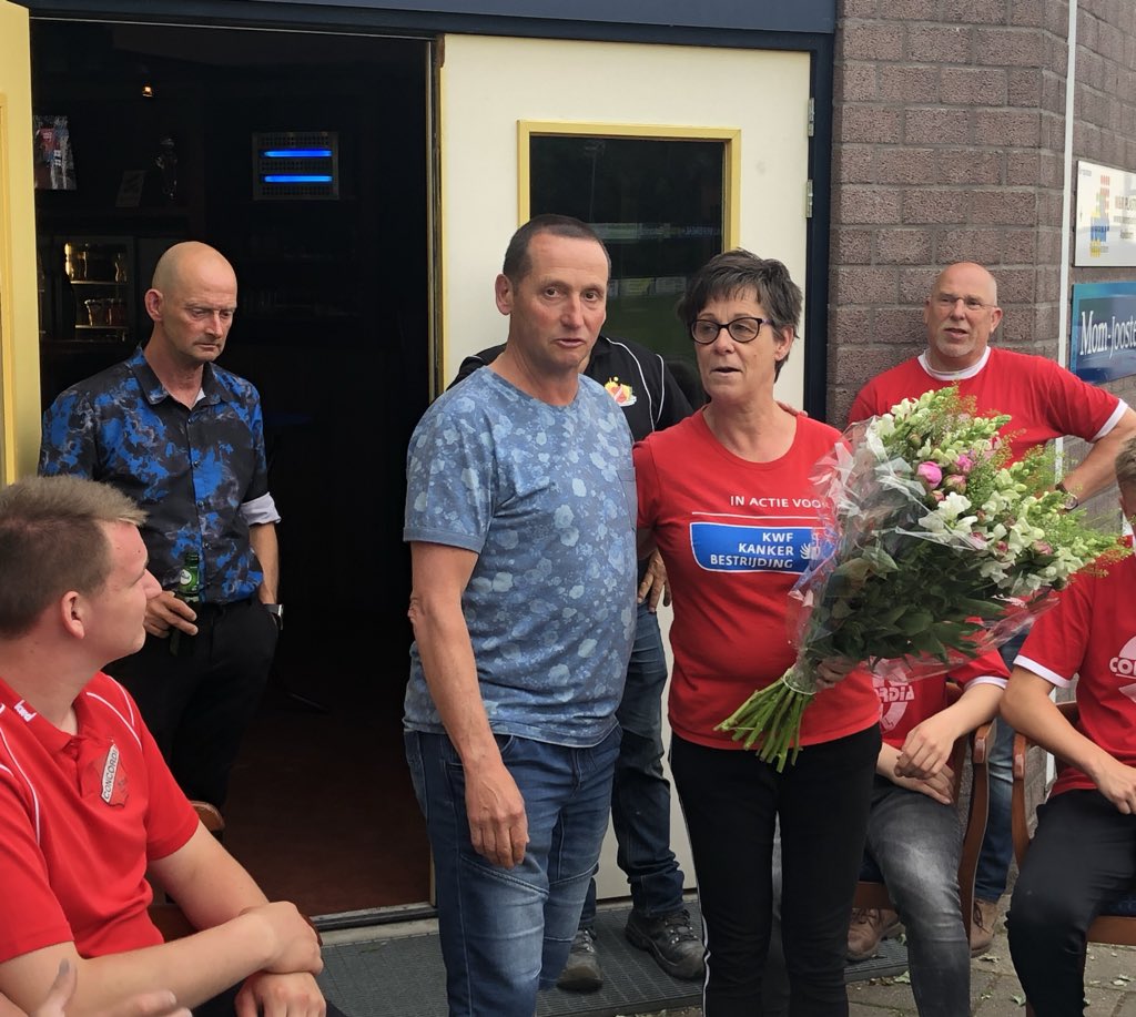 ToernooiCW's tweet photo. Tijdens ons toernooi collecteren wij voor @berghinhetzadel en dit jaar heeft Marion tijdens ons toernooi het prachtige bedrag van 820 euro opgehaald. Namens Huub van Laarschot ontvangt zij een prachtige bos bloemen voor haar inzet voor de strijd tegen kanker. https://t.co/wFW9ssFADD