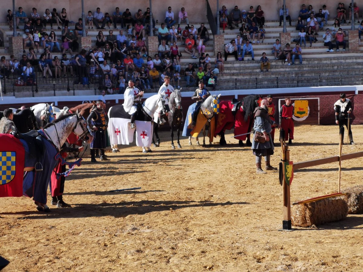 ¡Fantástica tarde del Gran Torneo Medieval! Duelos  a caballo entre guerreros y caballeros templarios de varios ejércitos recreando un espectáculo familiar de lo más entretenido 🔰🛡⚔️ #SanClementeMedieval #AquíNoSeAburreNadie #SanClementeEsDiversión #SanClementeEstáDeModa
