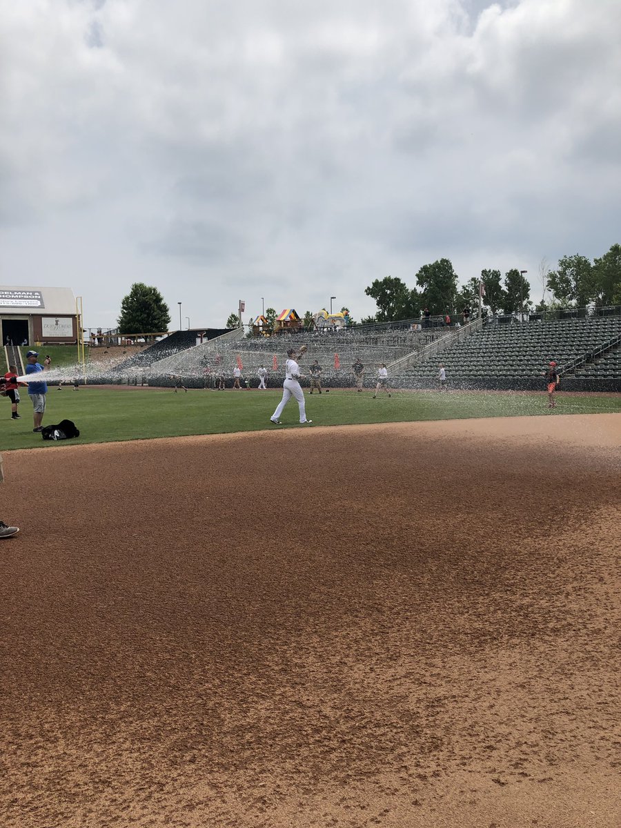 KCMonarchsTurf's tweet image. Love giving the infield a nice bath before Sunday baseball. Hell ya brother #funwelldone