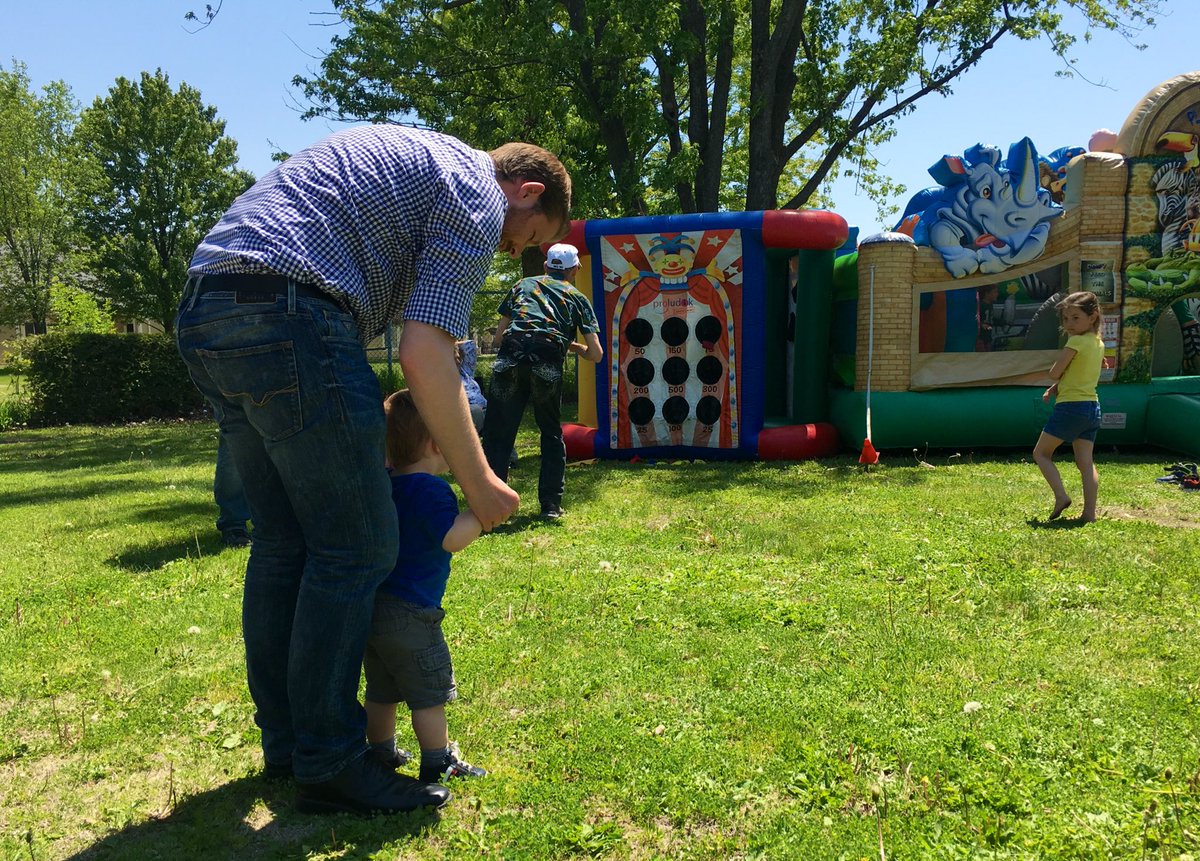XBarsalouDuval's tweet photo. Les Chevaliers de Colomb font un excellent travail pour la fête annuelle de #StAmable.
Hot-dogs, frittes & jeux gonflables.
Il y en a pour tout le monde! https://t.co/eWB9mWugn3