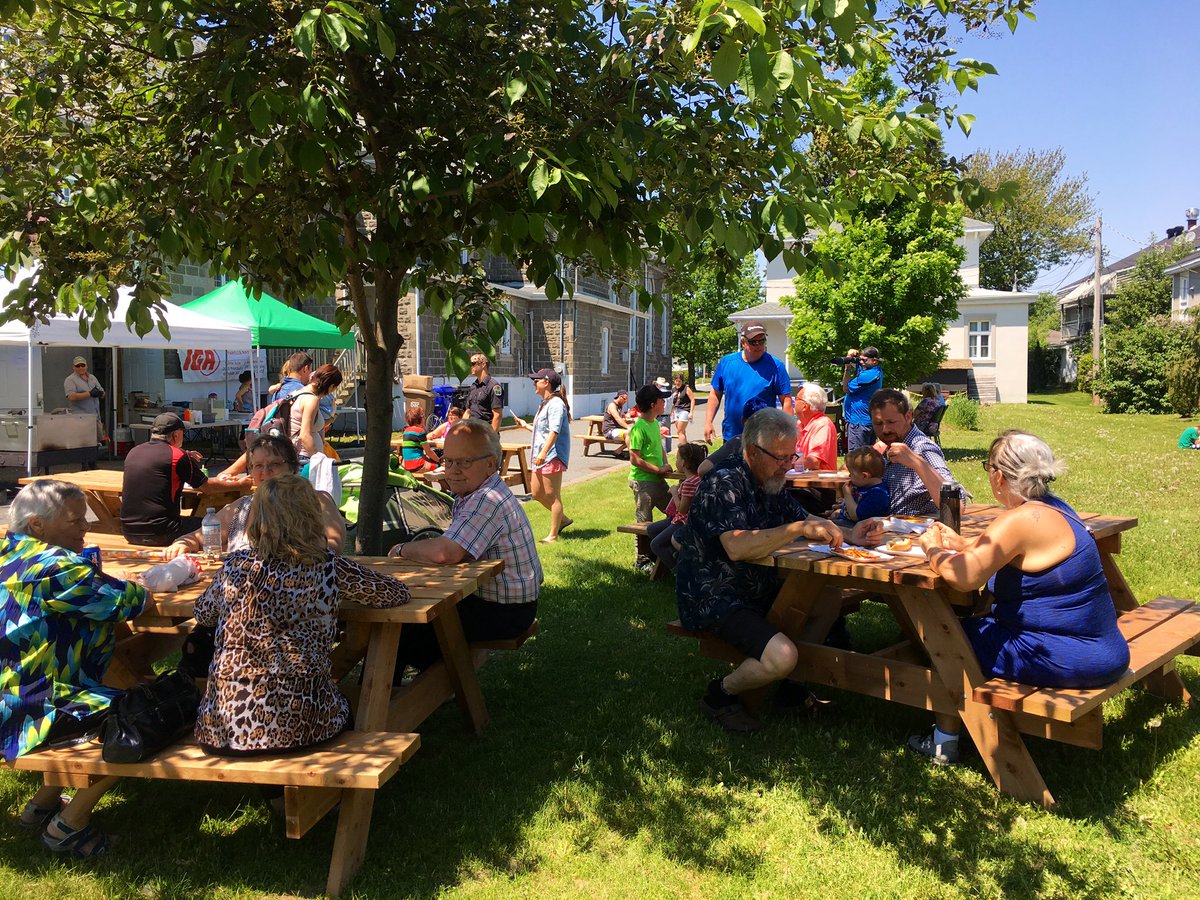 XBarsalouDuval's tweet photo. Les Chevaliers de Colomb font un excellent travail pour la fête annuelle de #StAmable.
Hot-dogs, frittes & jeux gonflables.
Il y en a pour tout le monde! https://t.co/eWB9mWugn3