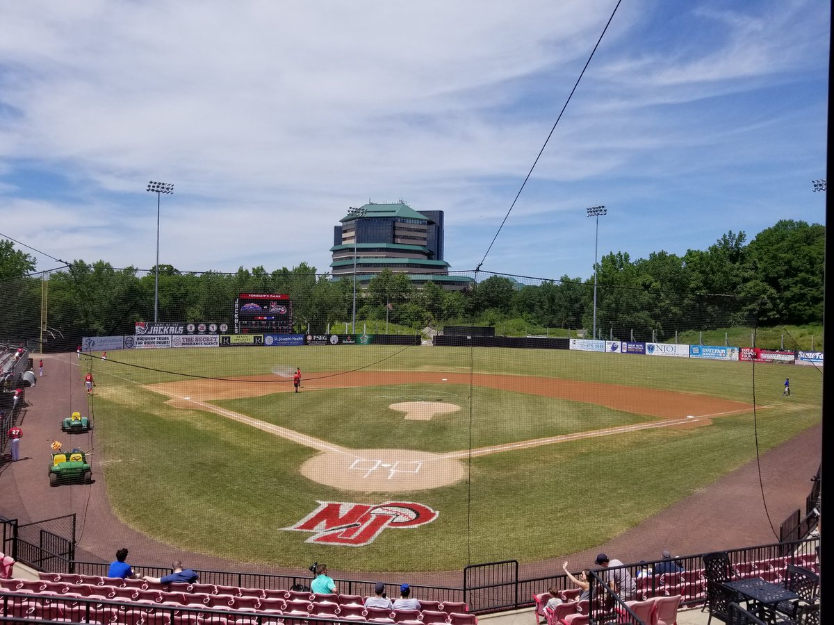 SunilSportsNews's tweet photo. Here @YogiBerraStad covering series finale @RcklandBoulders vs. @JackalsBaseball for @DoubleGSports #ROCKvsNJ ⚾️ https://t.co/8MuTvyxkTL