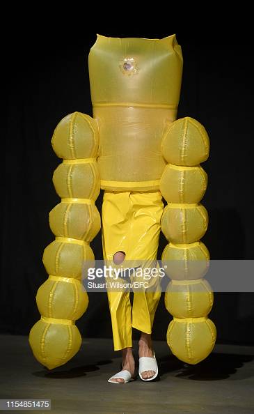 GettyVIP's tweet photo. London Fashion Week Men's – always something different as a model showcases designs by San Kim on the runway at the University of Westminster MA Menswear at the Oval Space
All 📸 #LondonFashionWeek 👉 https://t.co/mmZQNcoMC2
#LFW #SanKim #Menswear #OvalSPace #Fashion #LFWM https://t.co/7V8i7LYH5T