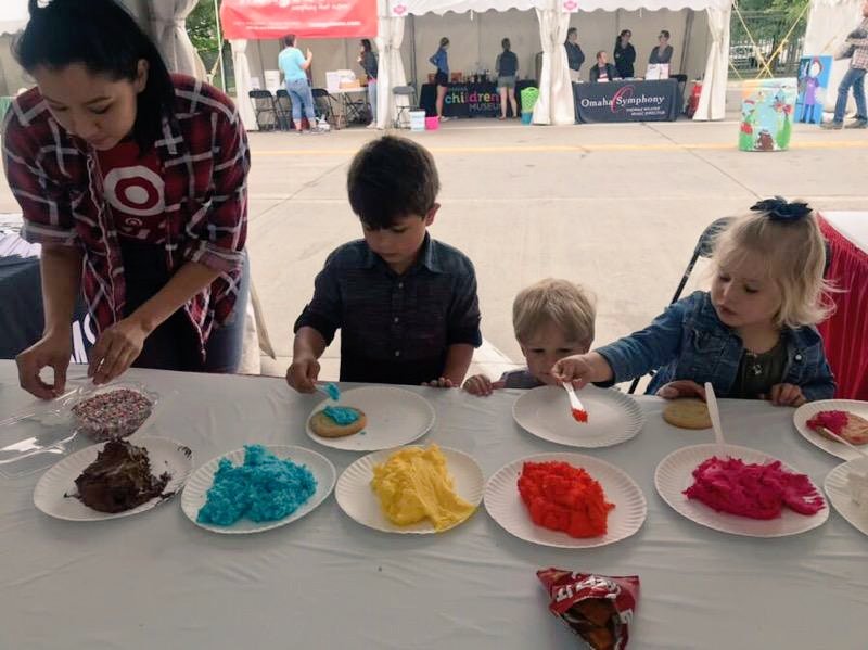 DakeetaH's tweet image. Had so much fun volunteering at the Omaha Summer Arts Festival, happy I could spend my day hanging with kiddos making sweet treats🦄🎉 #OSAF @TiffMisk @DrewGuenther
