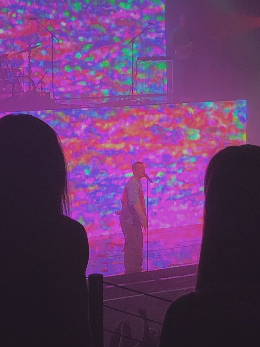 rileybennett21's tweet photo. someone take me back to the best night of my life!!! @thisisLANY @pauljasonklein https://t.co/VlWZFSwRI0
