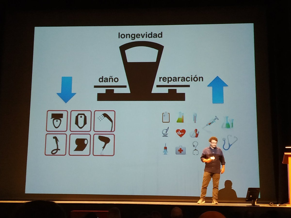 Quin_Dra's tweet image. Mientras no suban los vídeos de #NaukasCoruña2019 haré "un hilo para cada día" hasta acabar las charlas.
Le toca a la biología molecular del envejecimiento por @mcollado_CHUS (el de 50).
Los organismos envejecen porque los daños acaban superando a la capacidad de reparación