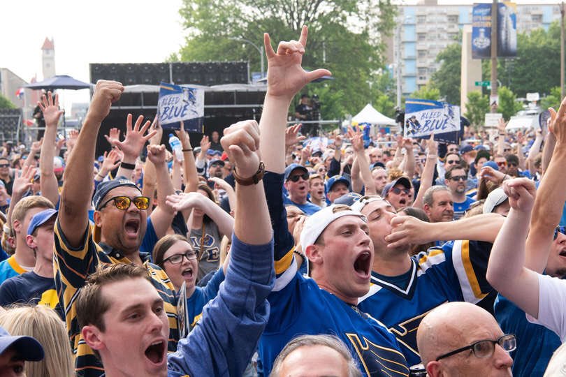 CompleteHkyNews's tweet photo. 60,000-100,000 fans are expected to be outside the Enterprise Center tonight for Game 6.

St. Louis police will not be consulting with the Vancouver police on the best crowd control methods. https://t.co/6mPKxUtuvM